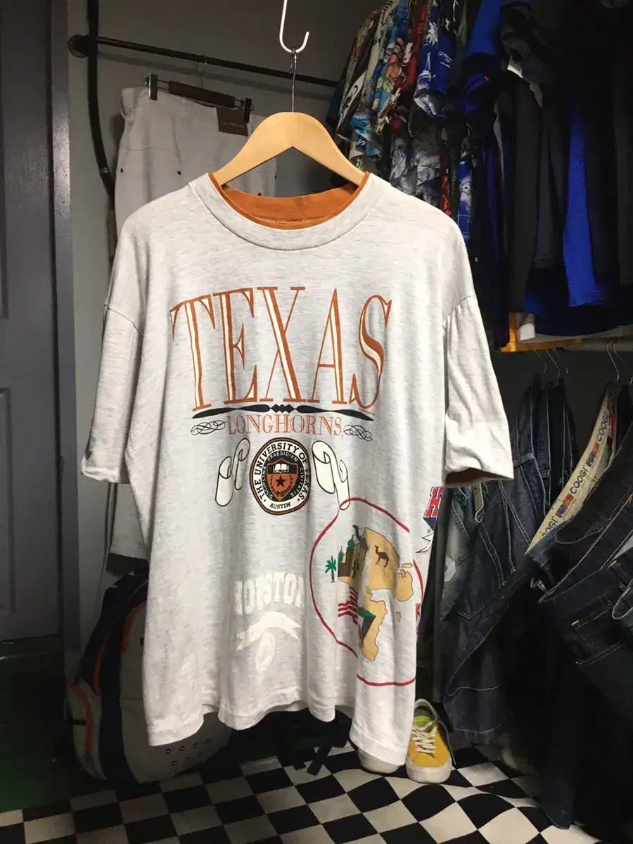 XL) TEXAS ORANGE NECK LINE TEE